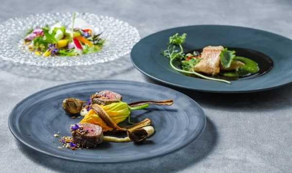 アネーリ軽井沢が贈る信州フレンチのフルコース。信州牛のメインと信州野菜のサラダなど、アートのような一皿一皿がゲストを魅了。料理の質にこだわる軽井沢ウェディングの美食でおもてなし。