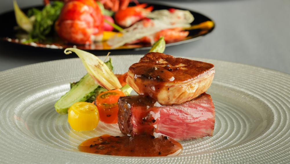 アネーリ軽井沢の贅沢な婚礼フレンチ。信州プレミアム牛とフォアグラを重ねた豪華メインディッシュ。料理長渾身のソースと旬の野菜が最上級のおもてなしを演出し、料理重視のゲストを魅了。