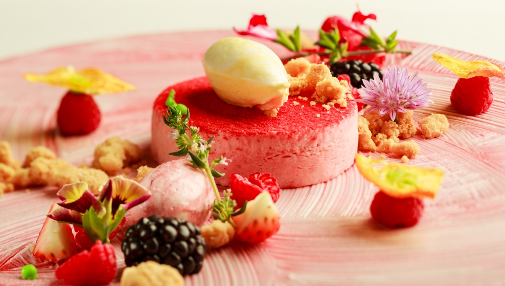 アネーリ軽井沢の婚礼フレンチを締めくくる、ベリーとアイスクリームの華やかなデザート。ピンクのムースと新鮮なフルーツを芸術的に盛り付けた、おもてなしの心を感じる一皿。