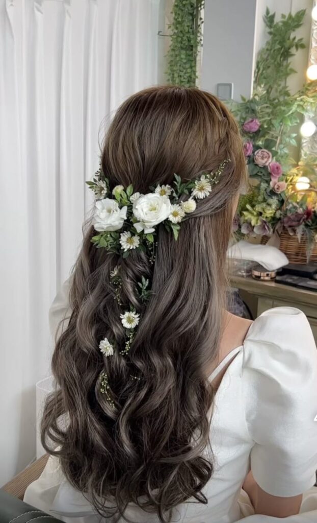 ハーフアップは可愛らしさと上品さを両立。軽井沢の森の中で行うガーデンでの演出に似合うナチュラルで優雅なスタイルです。