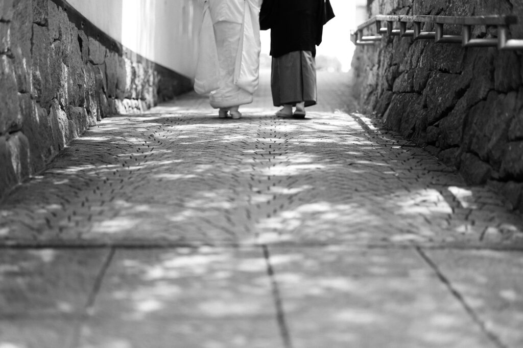 「これまで」と「これから」を繋ぐ道。軽井沢の歴史ある小径で、静かに、一歩一歩。白黒写真が残す、ふたりだけの誓い。アネーリ軽井沢の和装フォト。