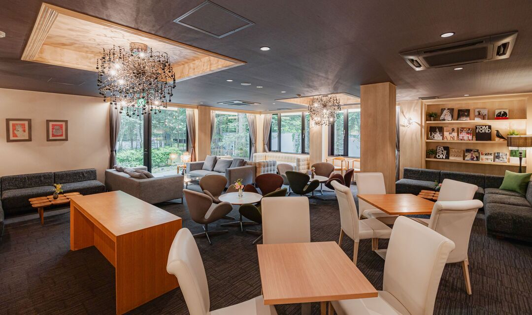 軽井沢の森を望むゲストラウンジ。結婚式前の待合室として貸し切りで利用可能。おしゃれでモダンなインテリアで、ゲストがゆったりくつろげるおもてなし空間。