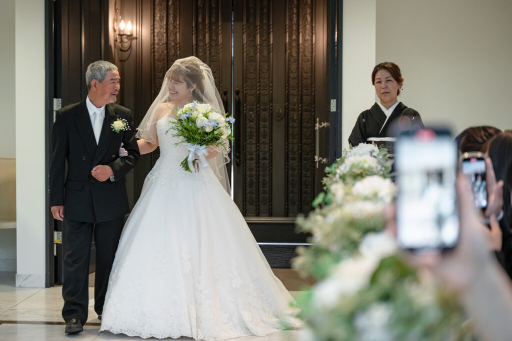 笑顔と涙の入場シーン。軽井沢の結婚式で、家族の絆が深まる感動的なウェディング。
