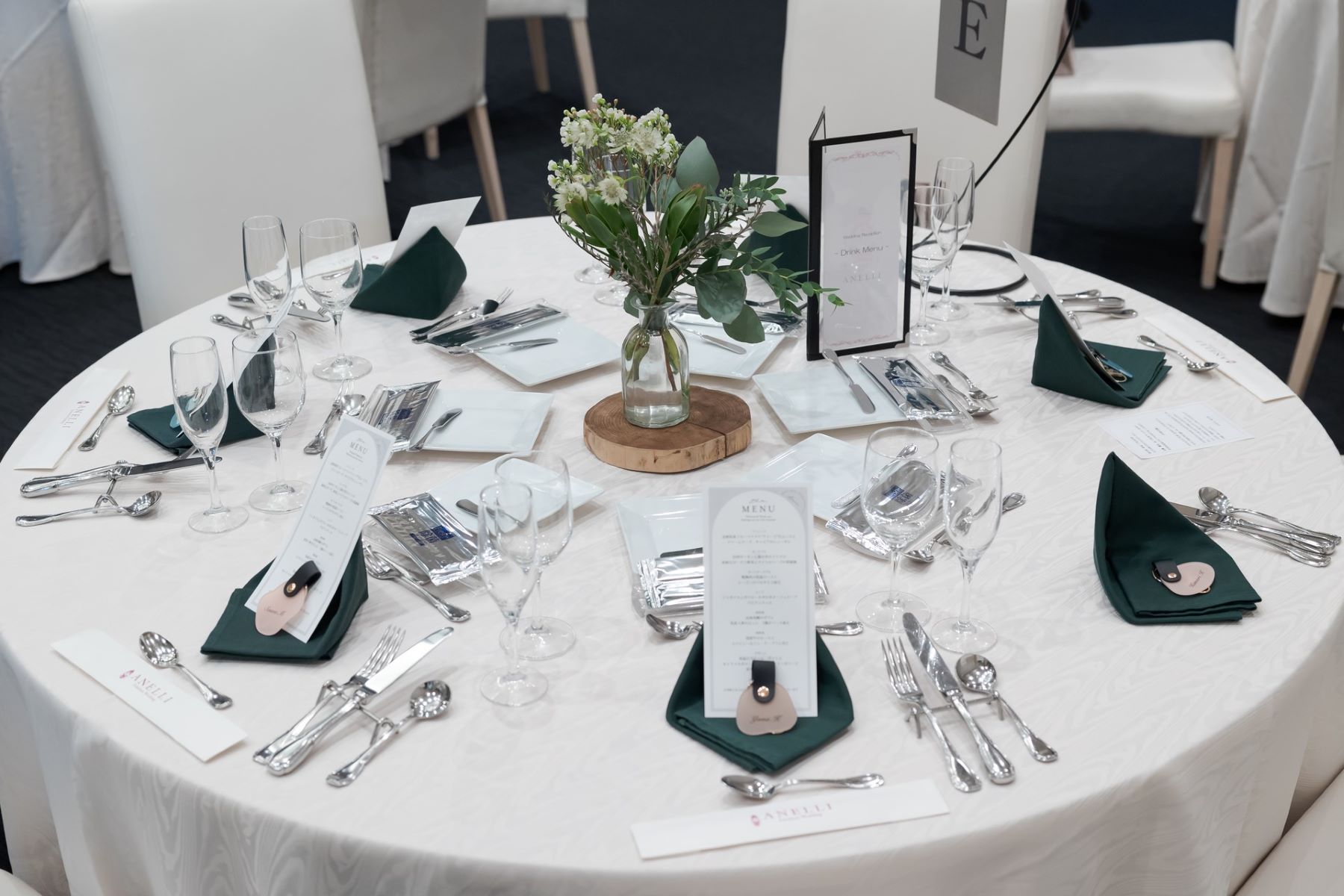 ゲストとの距離が近いアネーリ軽井沢の祝宴。白とグリーンを基調とした洗練されたテーブルコーディネートが、おもてなしの心を伝えます。細部までこだわった装飾で特別な一日を。
