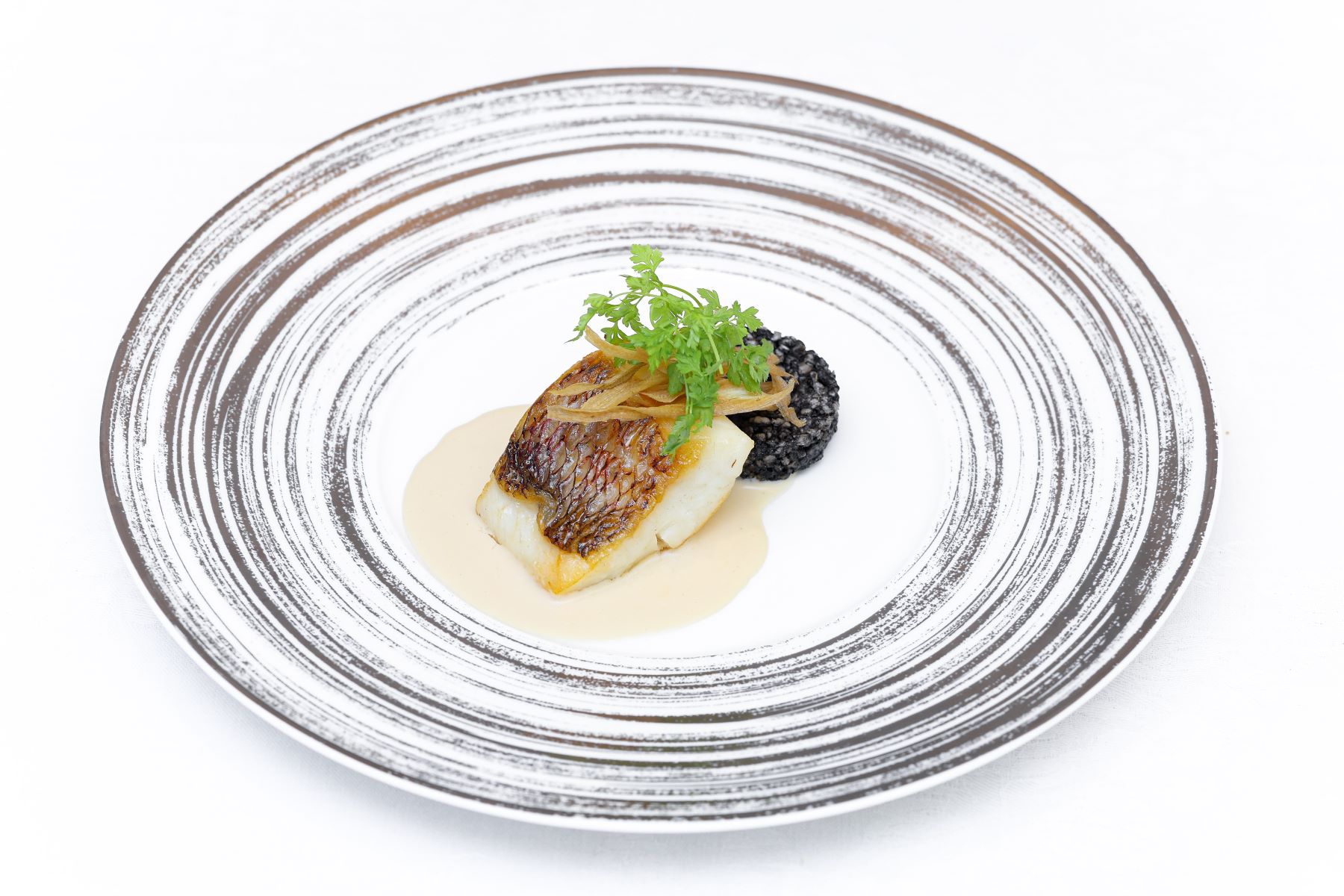 軽井沢の自然に育まれた上質な魚介を、フレンチの技で美しく仕立てた魚料理。特別な祝宴にふさわしい、洗練された盛り付けで、舌と目を楽しませるおもてなしを。