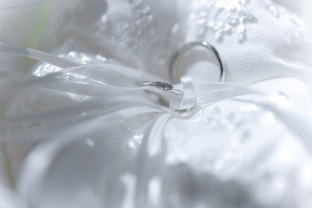 軽井沢ウェディングの誓いを結ぶ、細部まで美しいリングピロー。おふたりの想いを乗せた大切な指輪を、一番輝く場所で。アネーリ軽井沢。
