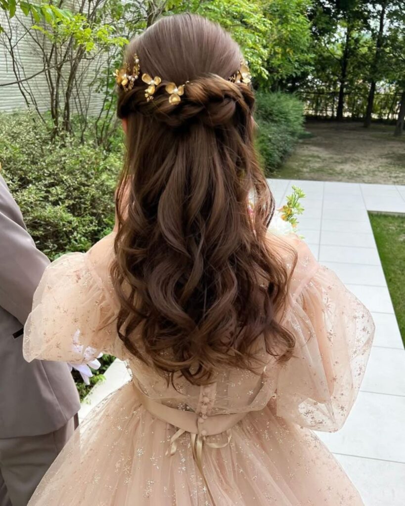 立体感あるロープ編みが後ろ姿を美しく飾ります。軽井沢での挙式や前撮りで、写真映えする優雅な花嫁に。