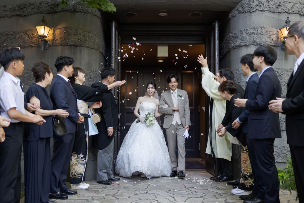 ゲストの笑顔が溢れるフラワーシャワー。軽井沢の貸切邸宅で叶える、アットホームな結婚式。ゲストとの絆を深める演出はアネーリ軽井沢にお任せください。