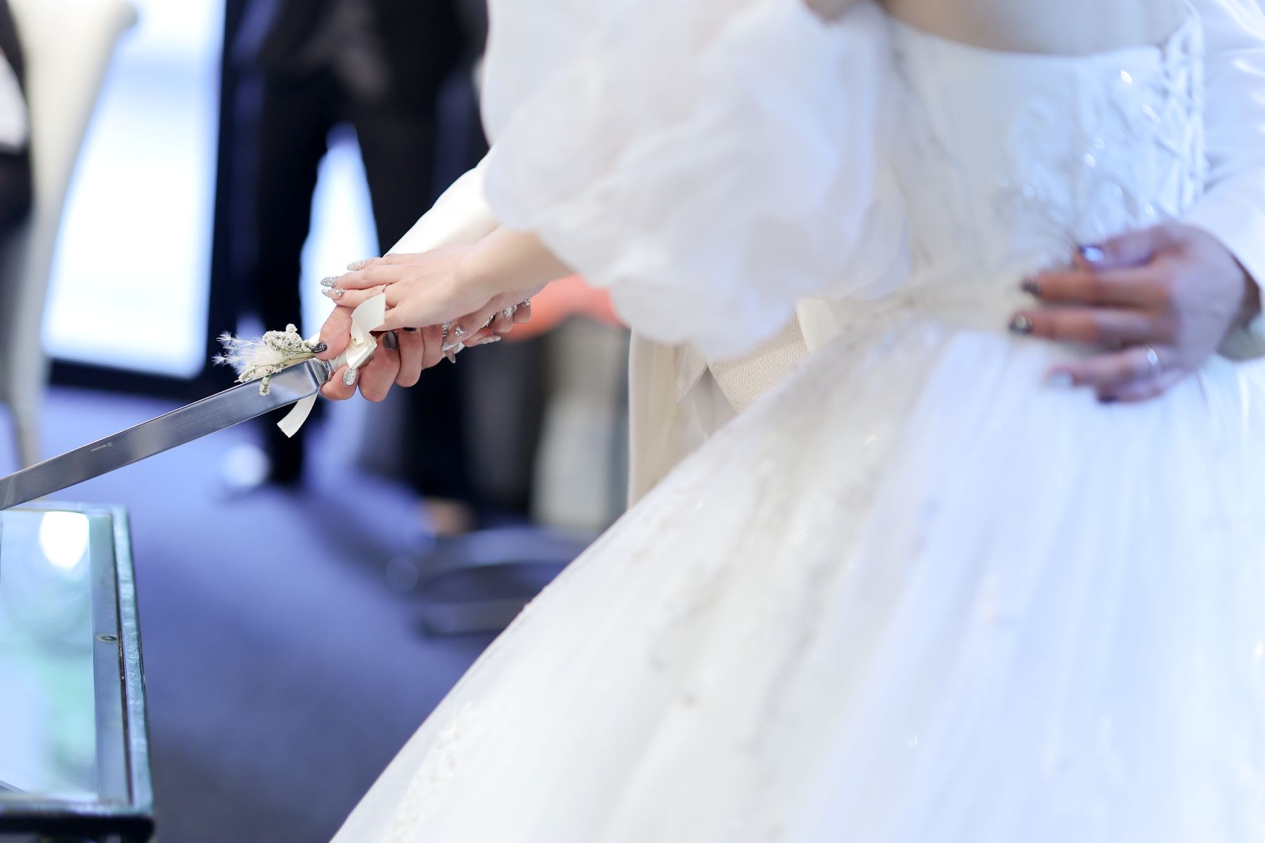 永遠の愛を誓う、感動のケーキカット。軽井沢の自然光が降り注ぐ貸切邸宅で、おふたりの想いを形にするオリジナルのウェディングケーキとおもてなしを。特別な一日をアネーリ軽井沢で。