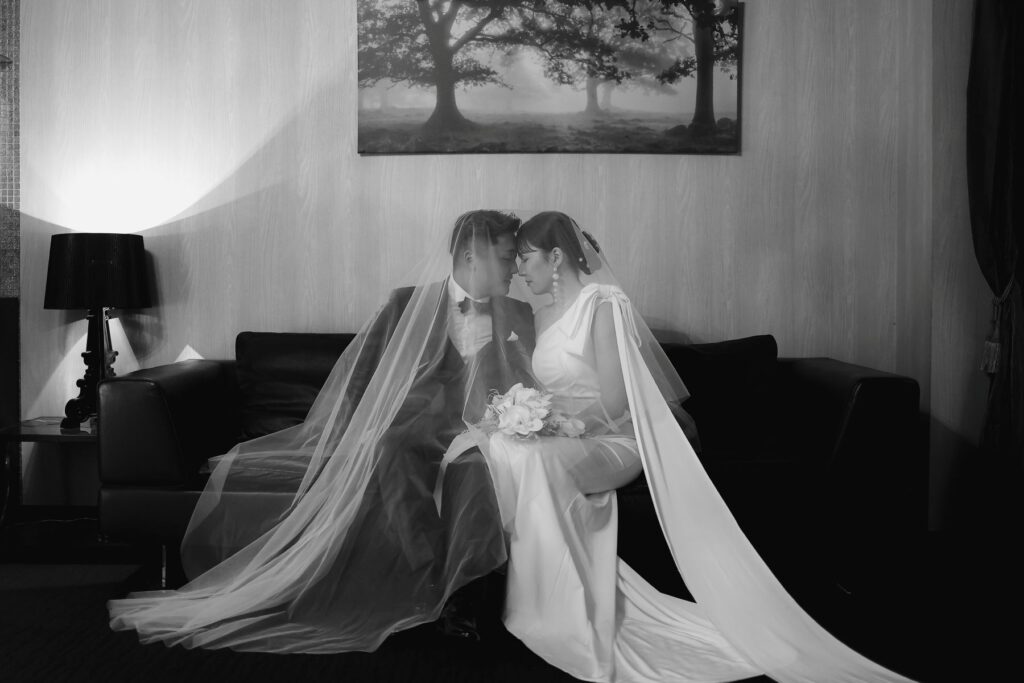 軽井沢の森の静けさに包まれたロマンチックなひととき。ベール越しに交わす視線が、ハネムーンのような非日常を演出。アネーリ軽井沢で叶えるドラマティックな結婚式。