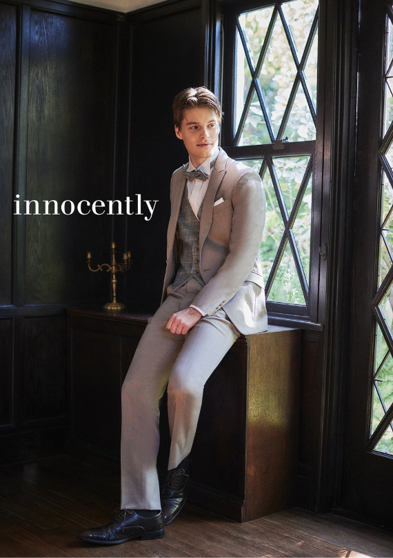 innocentlyのタキシード。ライトブラウンのジャケットとパンツに、グレーのチェック柄ベストを合わせたスリーピース。新郎の結婚式衣装、洋館や軽井沢のリゾートウェディングのイメージ。