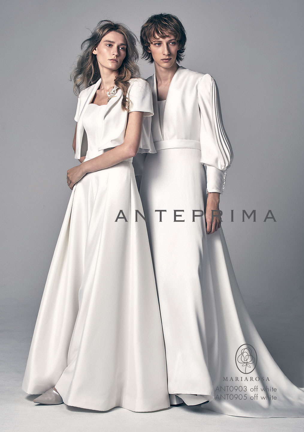アンテプリマのモードなオフホワイトドレス。ボレロ付きのAラインドレスと、パフスリーブでスタイリッシュなラインのドレスの2ショット。現代的で洗練された花嫁にぴったりのブライダルファッション。