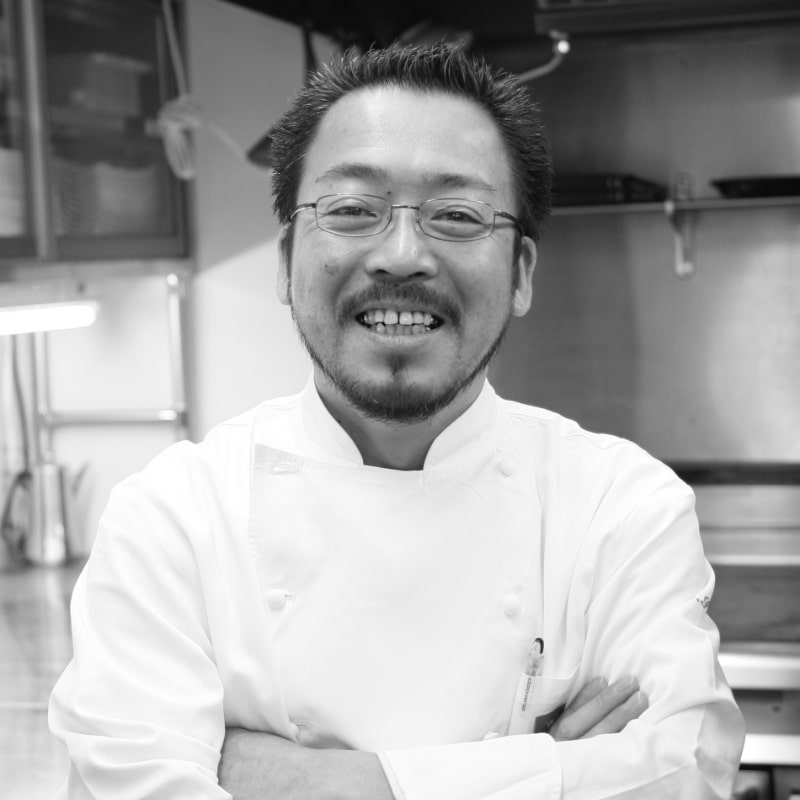 アネーリ軽井沢の総料理長、庄司和彦。フランスやドイツのミシュラン星付きレストランで修業経験を持ち、地元の旬の食材を活かした軽井沢フレンチでおもてなしを提供する。