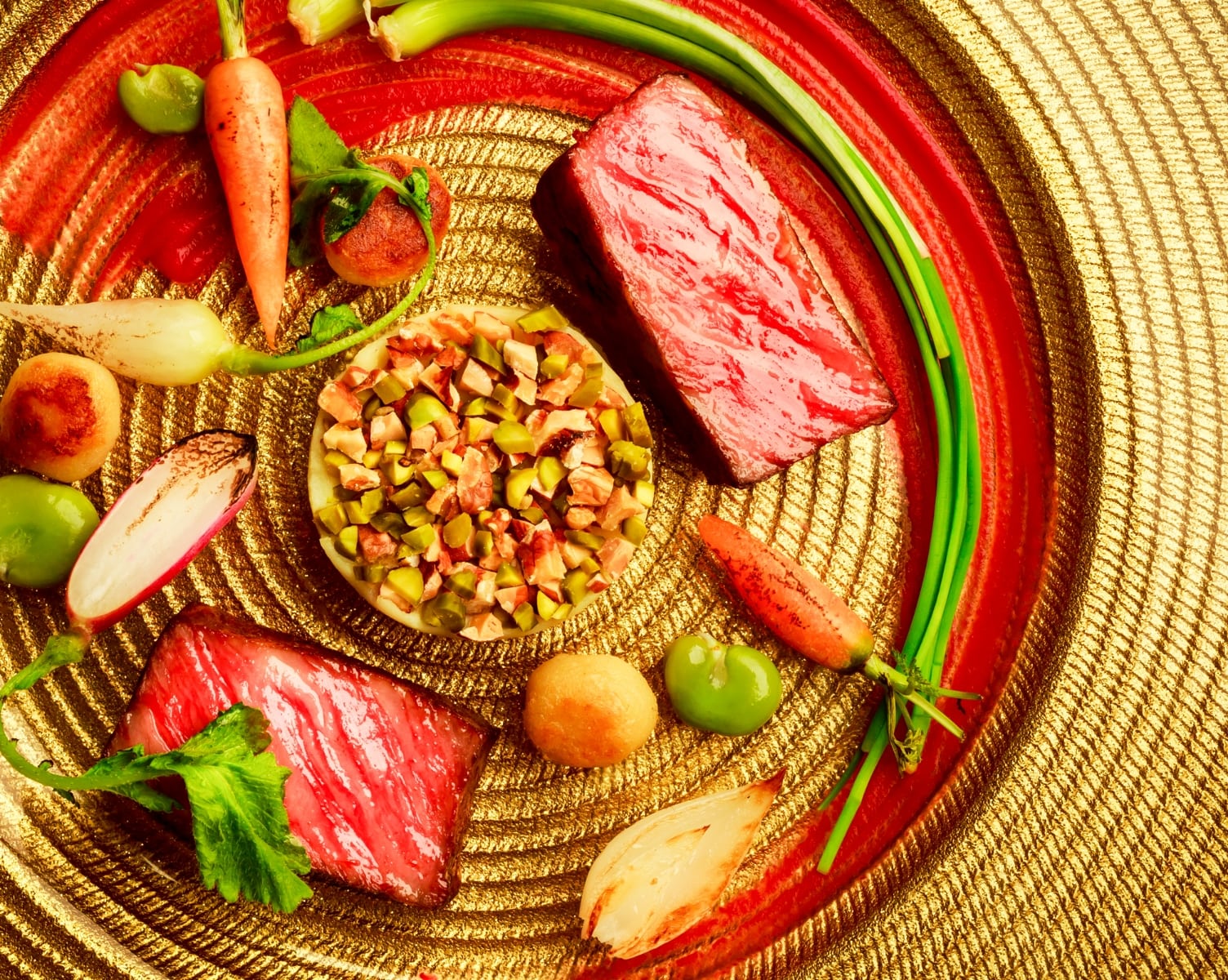 アネーリ軽井沢の祝宴を彩る信州プレミアム牛のメインディッシュ。黄金の器に高原野菜とローストした信州牛を芸術的に盛り付け。贅沢な美食で最上級のおもてなしを叶えます。