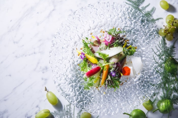 アネーリ軽井沢の信州フレンチの前菜。軽井沢の旬の高原野菜を色彩豊かに盛り付けたテリーヌ。地産地消の新鮮な恵みを、ゲストへ贈るアートのようなおもてなし。