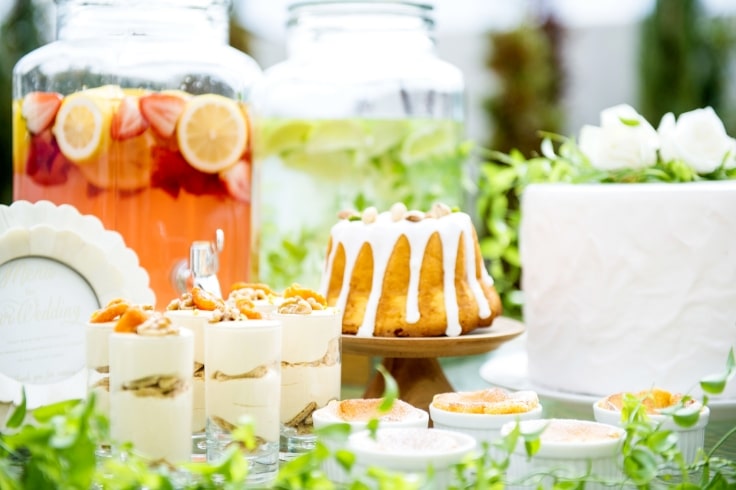 アネーリ軽井沢のガーデンウェディングで楽しむデザートビュッフェ。フレッシュフルーツのウェルカムドリンクと可愛らしいミニデザートで、ゲストに特別なリラックスタイムをおもてなし。軽井沢のナチュラルな雰囲気を満喫。