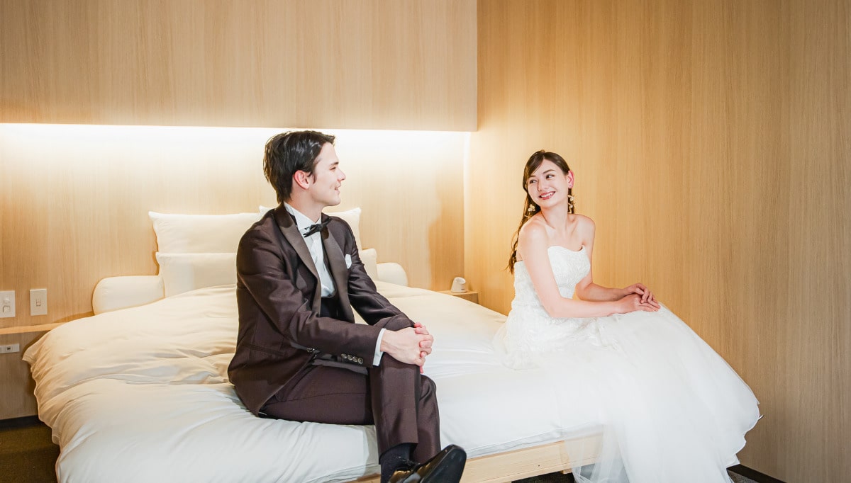 結婚式の日は、そのままご宿泊も。祝福の余韻に浸りながら、軽井沢の心地よい朝をお迎えください。アネーリ軽井沢では、お部屋でのリラックスした時間も贅沢な贈り物としてご提供します。