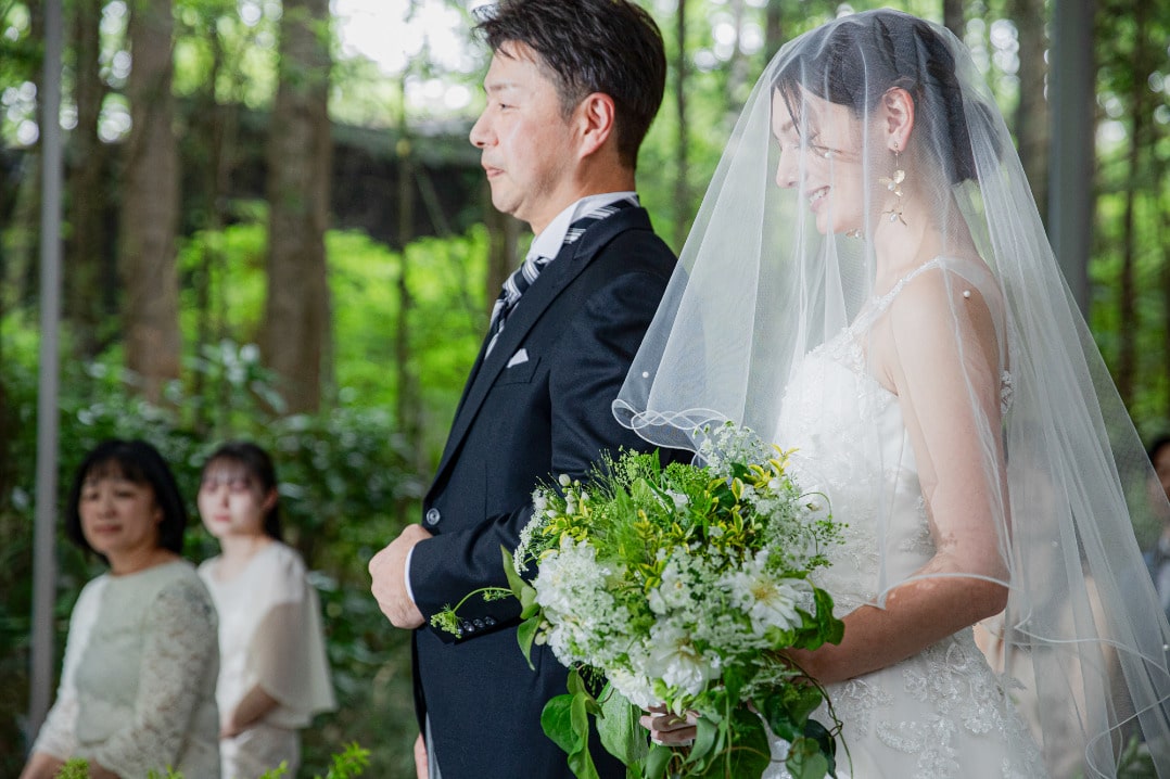 お父様と一歩ずつ歩むバージンロード。これまでの感謝を胸に、新しい未来へと進む感動の瞬間。アネーリ軽井沢の森のチャペルが、ご家族の深い絆と愛情を温かく包み込みます。
