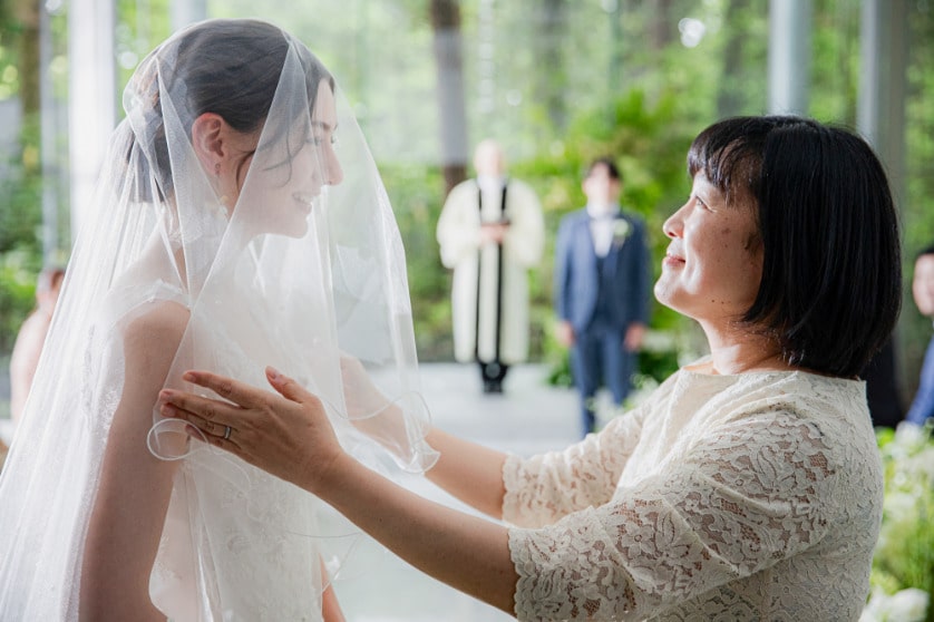 花嫁の幸せを願い、お母様の手でそっとベールをおろす感動の儀式。アネーリ軽井沢では、母と娘の愛情と絆が伝わる、心温まるセレモニーの時間を大切にしています。