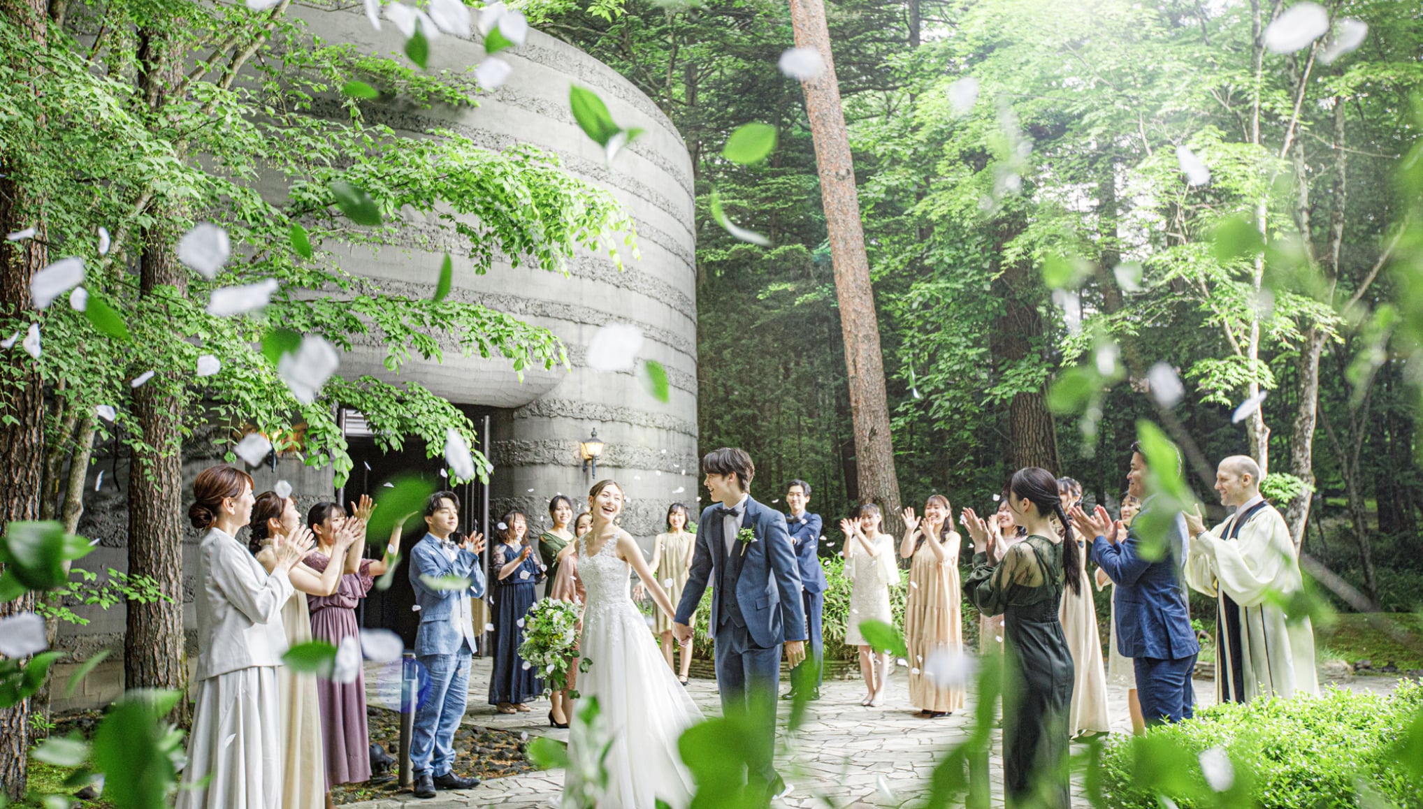 軽井沢の森に佇む、デザイン性の高いチャペルを背景に、ゲストからの温かい祝福を浴びるお二人。アネーリ軽井沢では、挙式後のアフターセレモニーも絵になる時間となることをお約束します。