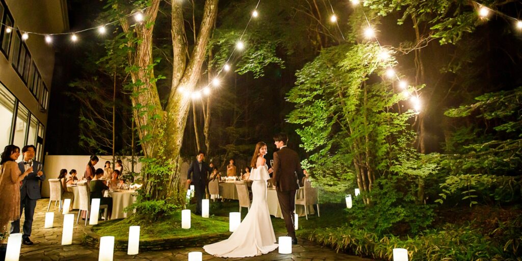 無数の灯りが木々を彩り、足元を優しく照らす幻想的なナイトウエディング。アネーリ軽井沢の貸切ガーデンで、ロマンチックなひとときを。軽井沢の澄んだ星空も、お二人への祝福です。
