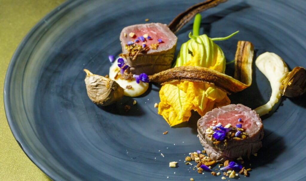 信州の恵みをはじめ、シェフが選び抜いた旬の食材で創る、アートのように美しい一皿。アネーリ軽井沢の美食は、味はもちろん、香りや彩りでもゲストを楽しませる最高のおもてなしです。