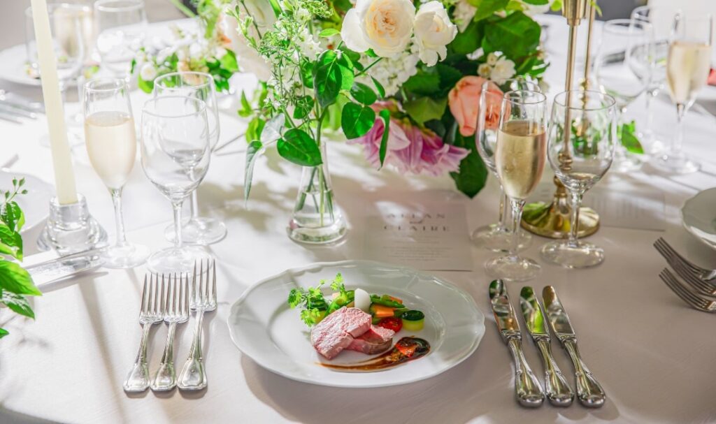 お二人の祝宴を彩るのは、洗練されたテーブルコーディネートとシェフが腕を振るう美食の数々。アネーリ軽井沢では、ゲストが席に着いた瞬間から心華やぐ、最高のおもてなしをご用意します。