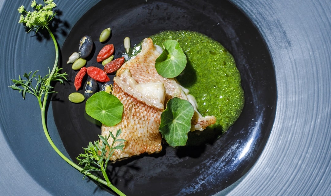 新鮮な魚介に合わせるのは、シェフの感性が光る独創的なソースとあしらい。アネーリ軽井沢の料理は、次の一皿への期待が膨らむような驚きと感動で、ゲストをおもてなしいたします。