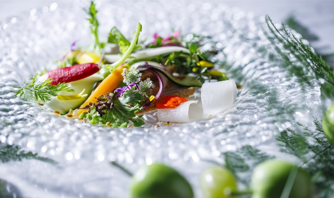 祝宴への期待に胸が膨らむ、まるで宝石のように美しい一皿。軽井沢の高原で育った瑞々しい野菜が、お二人のパーティーの始まりを華やかに彩ります。アネーリ軽井沢の美食のはじまりです。