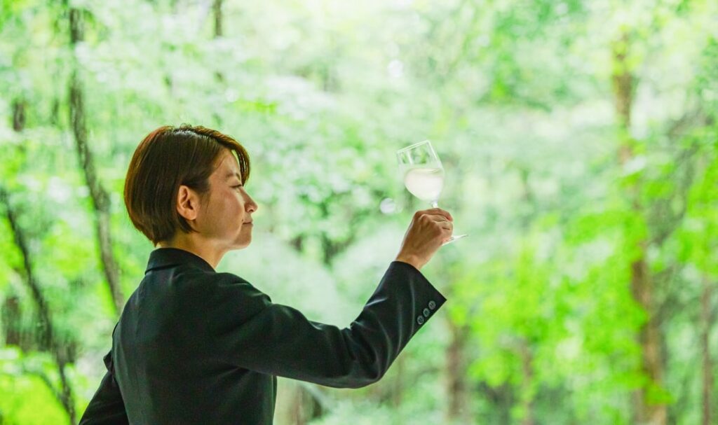 シェフの美食に、ソムリエが厳選したワインを合わせて。アネーリ軽井沢では、お料理とのペアリングで祝宴をさらに豊かなものにします。専門知識を持つスタッフが、最高のおもてなしを演出。