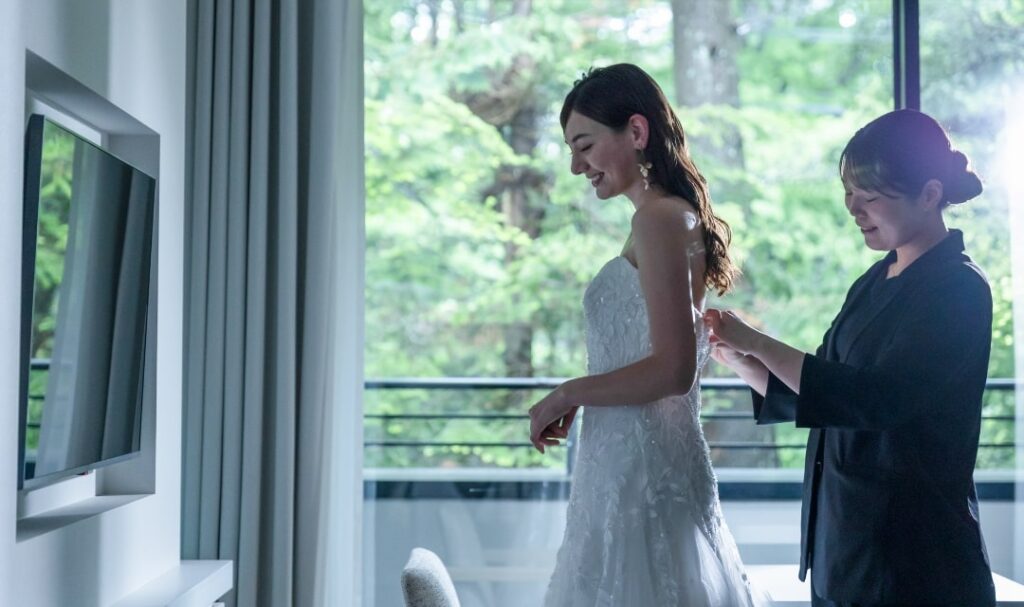 結婚式当日は、専属プランナーが一番近くで花嫁様をサポート。アネーリ軽井沢では、お支度の時間もリラックスして過ごせるよう、経験豊富なスタッフが常に寄り添い、心からの安心をお届けします。