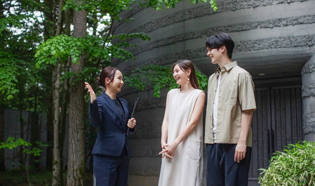 「何から始めればいい?」そんなお二人もご安心ください。アネーリ軽井沢では、経験豊富なプランナーがお話を伺い、理想の結婚式を一緒に創り上げます。まずは気軽にご相談ください。