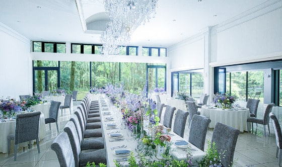 【デビュタントボール】森の緑と自然光が差し込む明るい空間で、大人数も収容可能なロングテーブルと円卓を配した上質なパーティ。