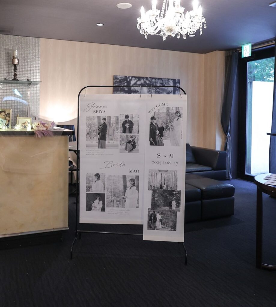 前撮り写真をデザインしたウェルカムボード。軽井沢の自然の中で撮影した思い出が、ゲストを歓迎します。和装・洋装どちらにも合うモダンなデザインで、お二人らしさを演出。