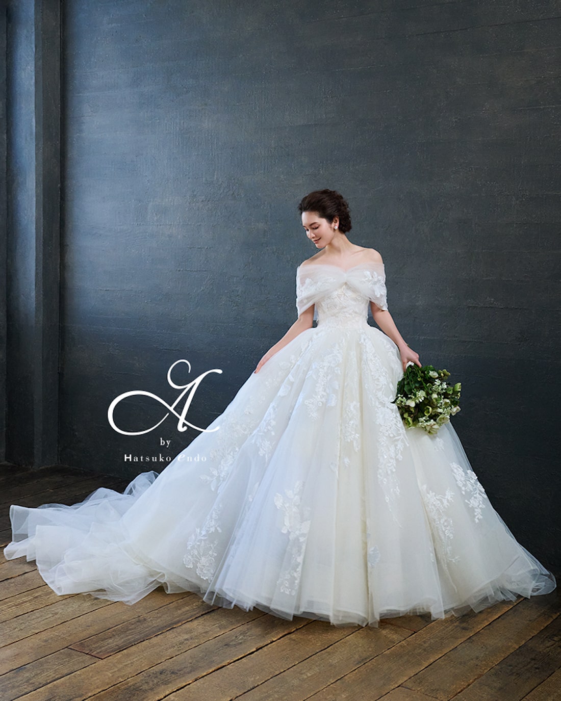 A by Hatsuko Endo(ハツコエンドウ)のオフショルダー・チュールウェディングドレス。繊細な刺繍とレースを重ねたプリンセスラインが華やか。アネーリ軽井沢のクラシカルな空間に映える、王道で上品な一着です。