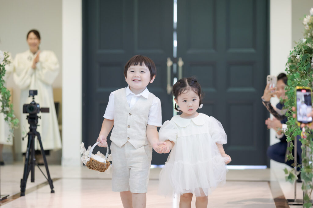 笑顔が弾けるフラワーガールとリングボーイ。アネーリ軽井沢は、お子様も参加できるアットホームなウエディングが人気。祝福に満ちた心温まる結婚式を。