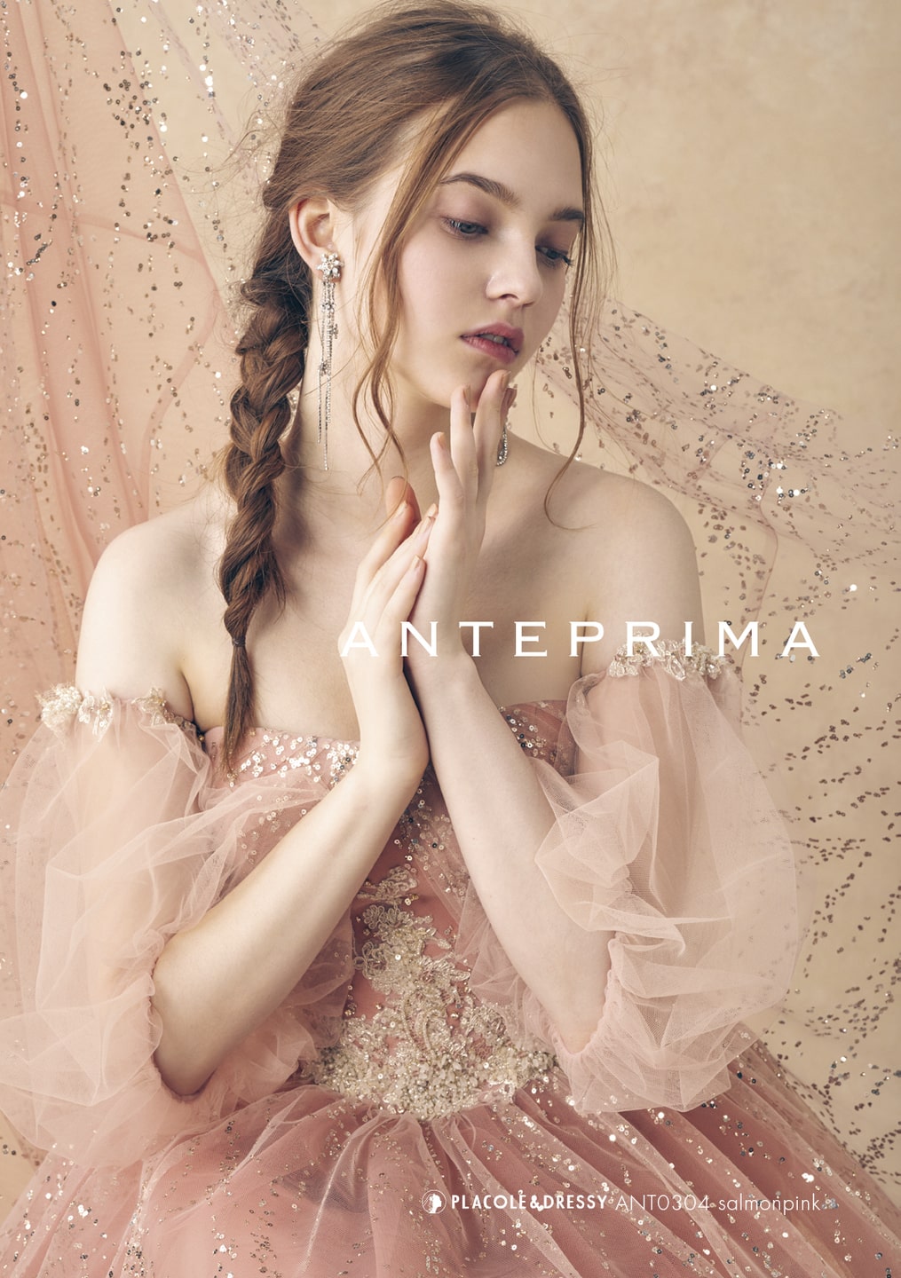 アネーリ軽井沢提携ドレス。ANTERPRIMA (アンテプリマ) のサーモンピンクカラードレス (品番: ANT0304) のアップ。胸元の立体的な刺繍とビジュー、そしてトレンドの取り外し可能なパフスリーブがポイント。グリッターが軽井沢の自然光と室内照明で上品に輝き、お色直しを可憐に演出します。