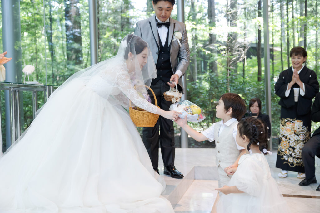 チャペルの入場を彩るリングボーイとリングガール。可愛らしいお子様ゲストの演出は、皆を笑顔にするアットホームな結婚式に欠かせません。