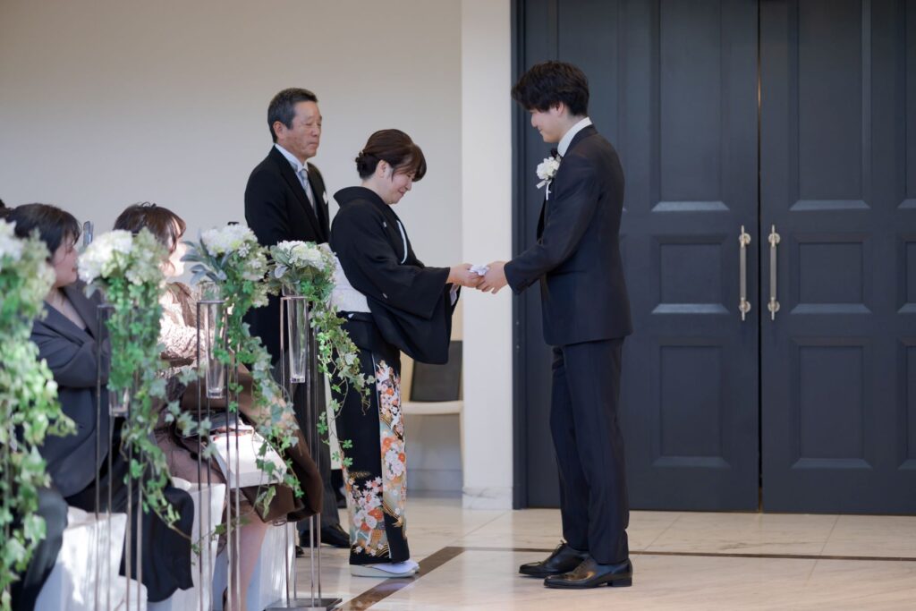 ゲストの温かい拍手に迎えられ、新郎が笑顔で入場。軽井沢の貸切邸宅で、祝福と感動に包まれるアットホームなパーティーが始まります。