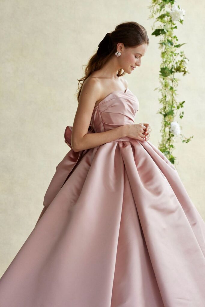 軽井沢に映えるカラードレス