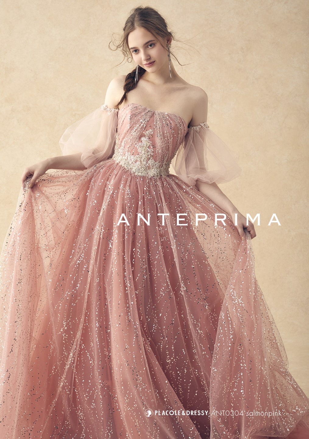 アネーリ軽井沢で大人気のANTERPRIMA (アンテプリマ) カラードレス (品番: ANT0304/サーモンピンク)。トレンドの取り外し可能なパフスリーブと、全身にきらめくグリッターチュールが華やか。軽井沢のガーデンウェディングや明るい会場のお色直しに、可愛らしさと透明感を演出する主役の1着。