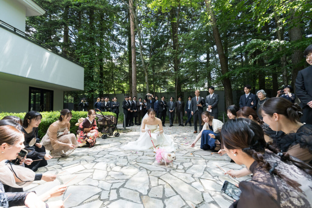 軽井沢らしい自然光溢れるガーデンで、リラックスしたフォトジェニックな演出。緑が美しい空間が、特別な一日を彩ります。