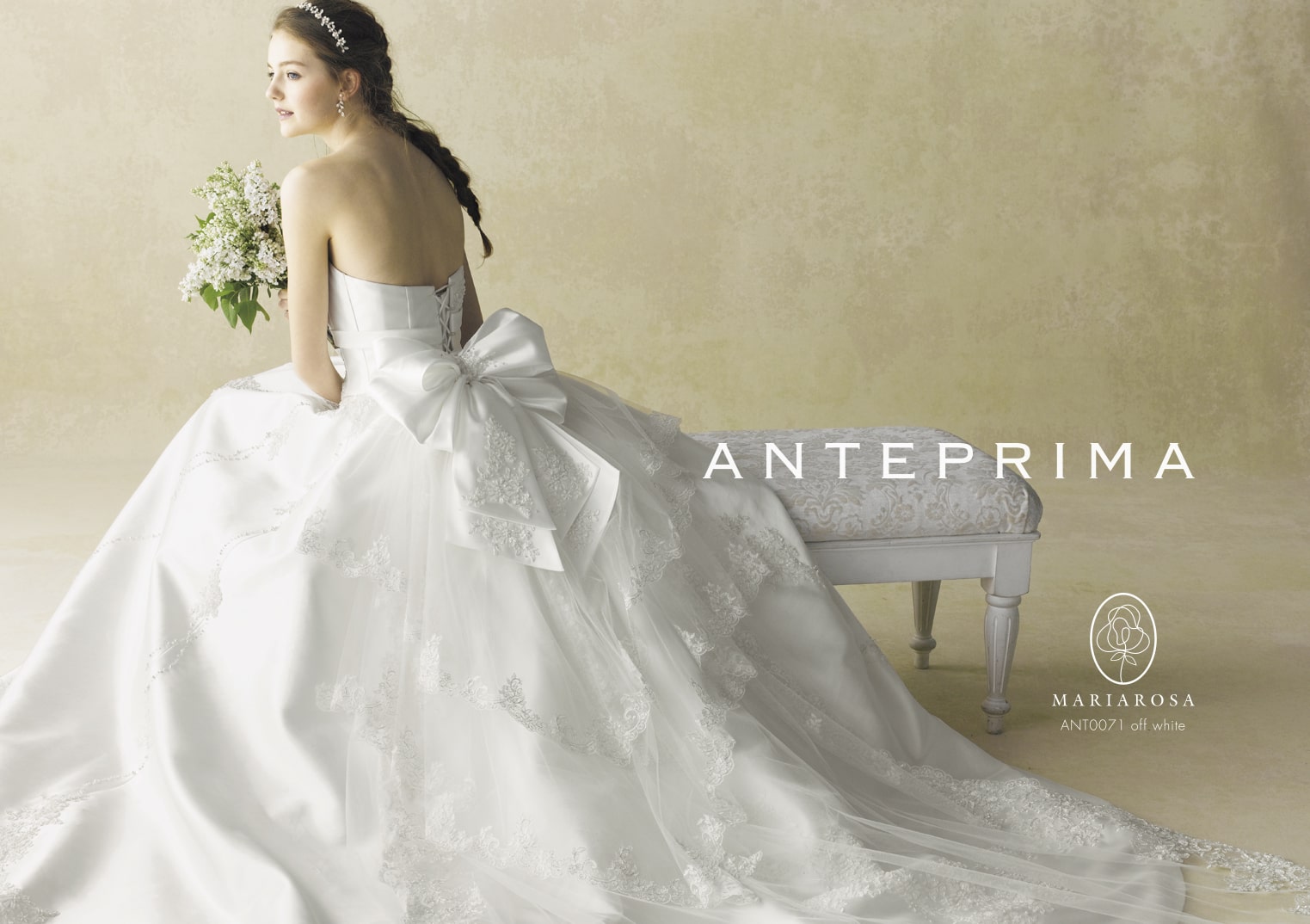 ANTEPRIMA×MARIAROSA(ANT0071)のウェディングドレス。光沢あるサテンのビッグリボンと、繊細なレーストレーンのバックスタイルが豪華。アネーリ軽井沢に似合う王道のプリンセスライン。