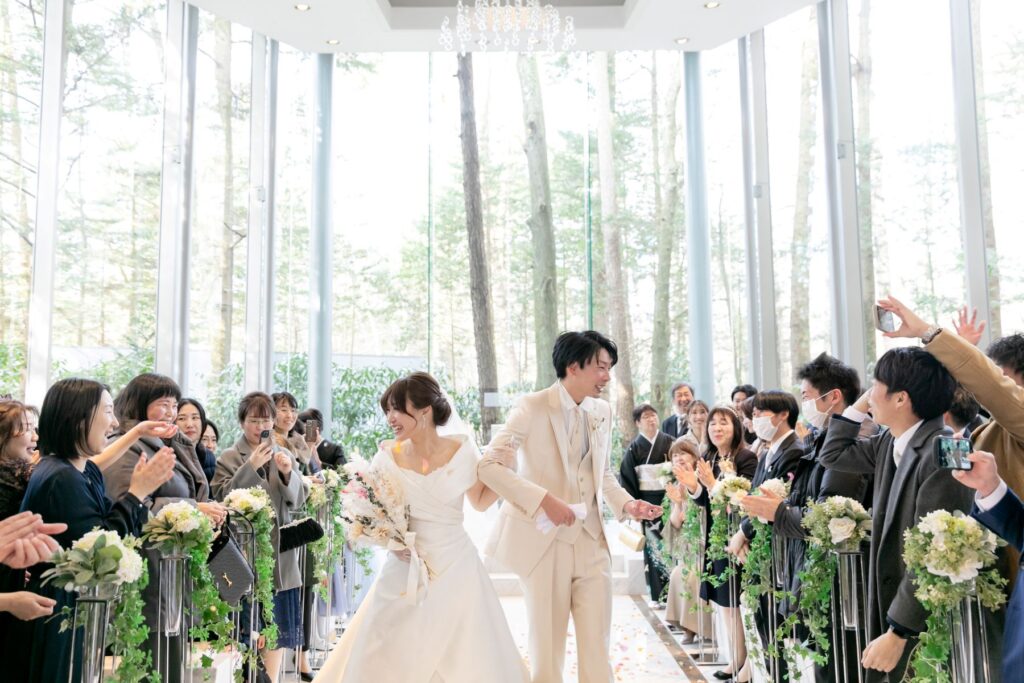 軽井沢の森に包まれた光あふれるチャペルで、開放感いっぱいの感動セレモニー。ゲストの笑顔と祝福の拍手に包まれ、ふたりで歩み出す新しい人生のスタート。
