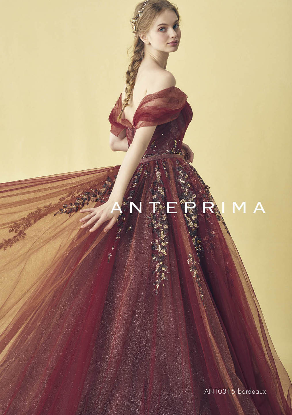 ANTERPRIMA (アンテプリマ) のボルドーのカラードレス (品番: ANT0315)。オフショルダーと深みのある色味が大人花嫁に人気。胸元からスカートに流れるゴールドのグリッター刺繍が華やかで、軽井沢の秋・冬の結婚式やお色直しを格調高く演出する1着。