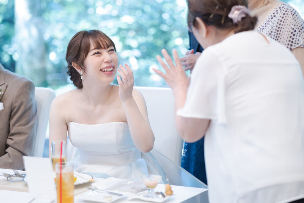 ゲストとのおしゃべりが弾む披露宴。笑顔あふれるアットホームな雰囲気が魅力です。軽井沢の貸切会場で、心に残るおもてなしを。