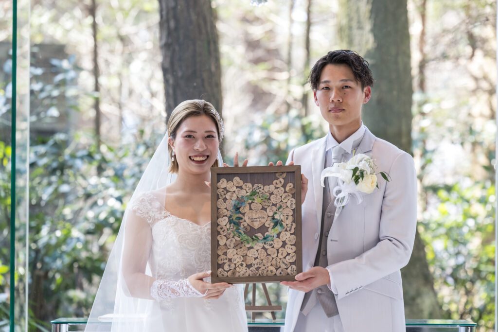 緑に囲まれたチャペルでの挙式。笑顔の記念撮影は、軽井沢の自然光が二人を優しく 包む。