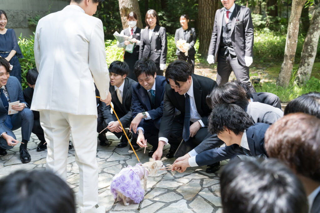 軽井沢の森の中で、ゲストと愛犬が繰り広げる楽しいゲーム演出。リラックスした屋外ウェディングは、皆の心に残る思い出に。