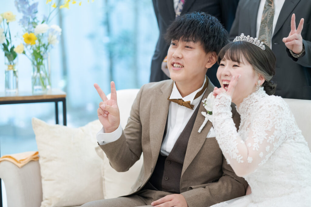 軽井沢の緑あふれる窓辺で、親しいゲストと過ごすアットホームな時間。笑顔がこぼれるフォトウェディングは、肩肘張らないリゾートウェディングにぴったりです。