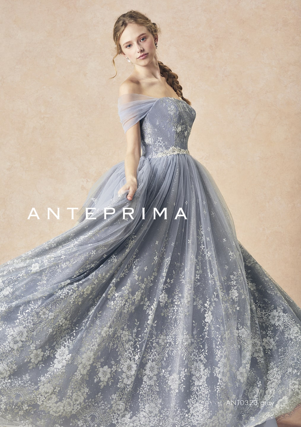 アネーリ軽井沢提携ドレス。ANTERPRIMA (アンテプリマ) の上品なグレーのカラードレス (品番: ANT0323)。チュールに散りばめられた銀色のグリッターと繊細な刺繍が動くたびに輝き、お色直しを華やかに彩ります。軽井沢の披露宴会場の照明に映える洗練された1着。